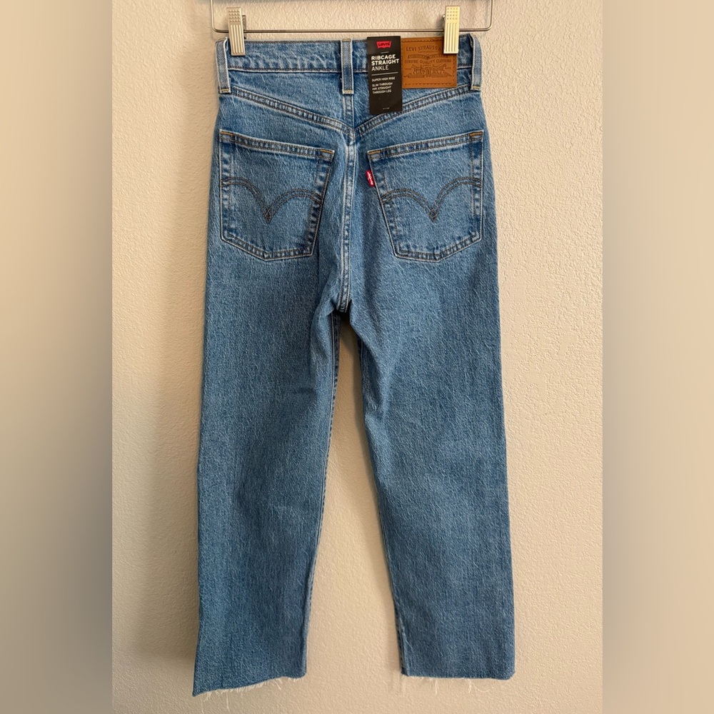 NWT Levi's Ribcage Straight Ankle Jeans - Picture 2 of 11